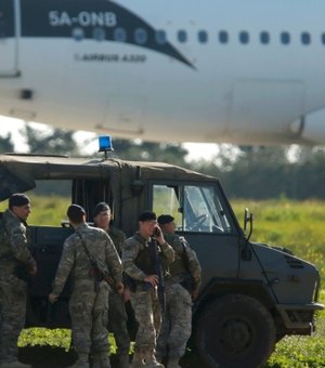 Sequestradores de avião soltam reféns e são presos 