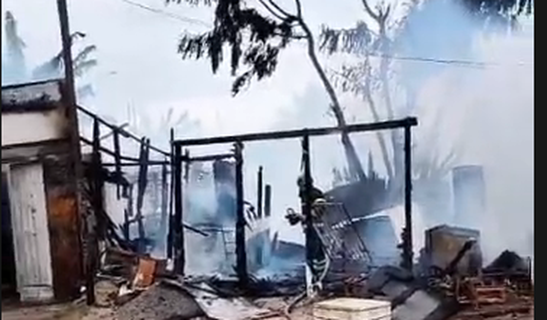 Incêndio atinge peixaria no conjunto Eustáquio Gomes, em Maceió