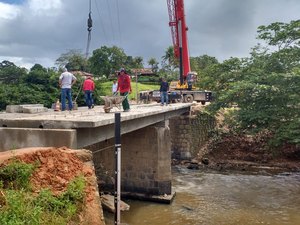 Ponte de concreto que liga AL e PE começa a ser montada em Jacuípe