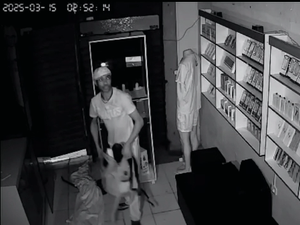 Câmera flagra homem cometendo furto em loja de celulares no bairro Planalto, em Arapiraca