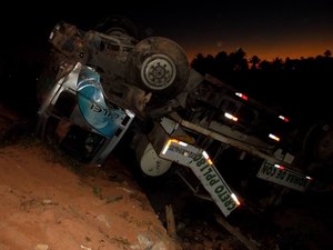 Caminhão da Cilel capota e deixa funcionários feridos na AL-110