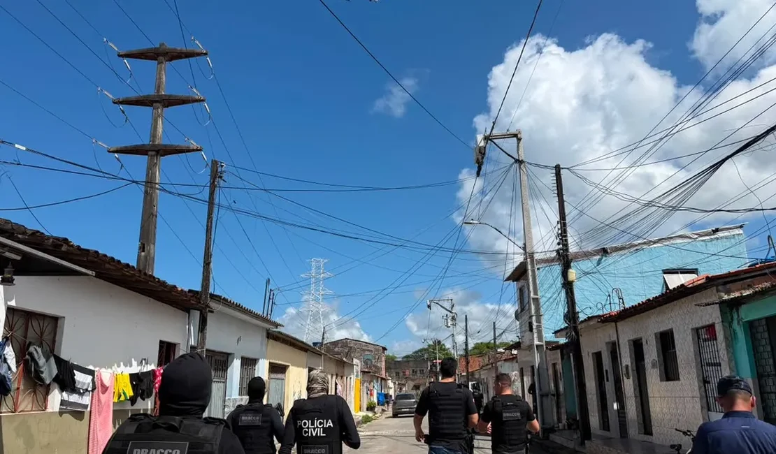 Operação retira câmeras clandestinas instaladas em postes de energia