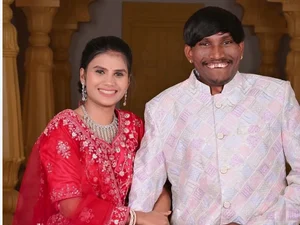 Acabou a esperança: homem considerado o mais bonito da Índia se casa