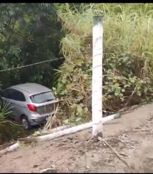 Carro cai em ribanceira às margens da AL-105, em São Luís do Quitunde