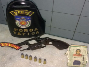 Força Tática prende homem portando arma de fogo com seis munições intactas
