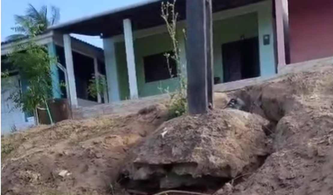 [Vídeo] Morador denuncia risco de queda de poste em estrada movimentada de Feira Grande