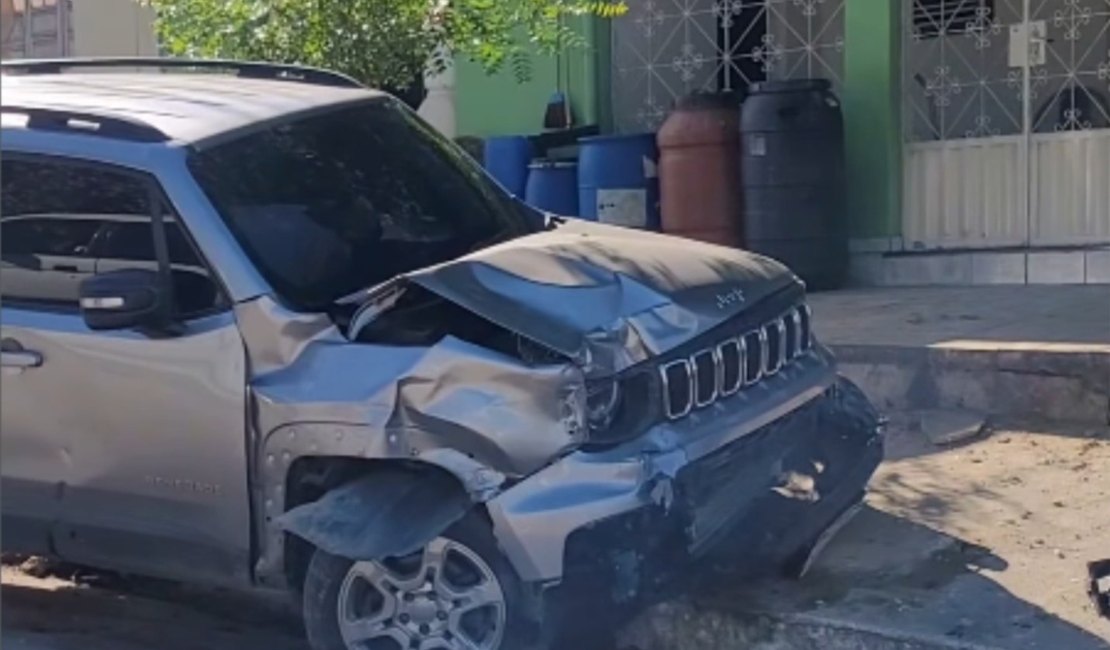 Acidente envolvendo uma moto e dois carros deixa dois feridos em Arapiraca