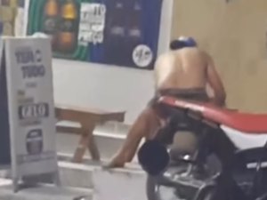 Mulher é espancada pelo companheiro em via pública no Sertão de AL; agressão foi filmada por populares