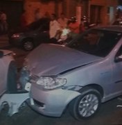 Condutor perde o controle do carro, invade contramão e provoca acidente na capital