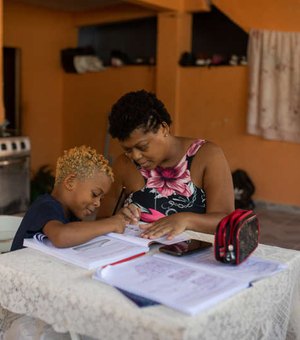 80% das mães brasileiras se sentem cansadas com a vida doméstica na pandemia. Entre pais, índice é 48%