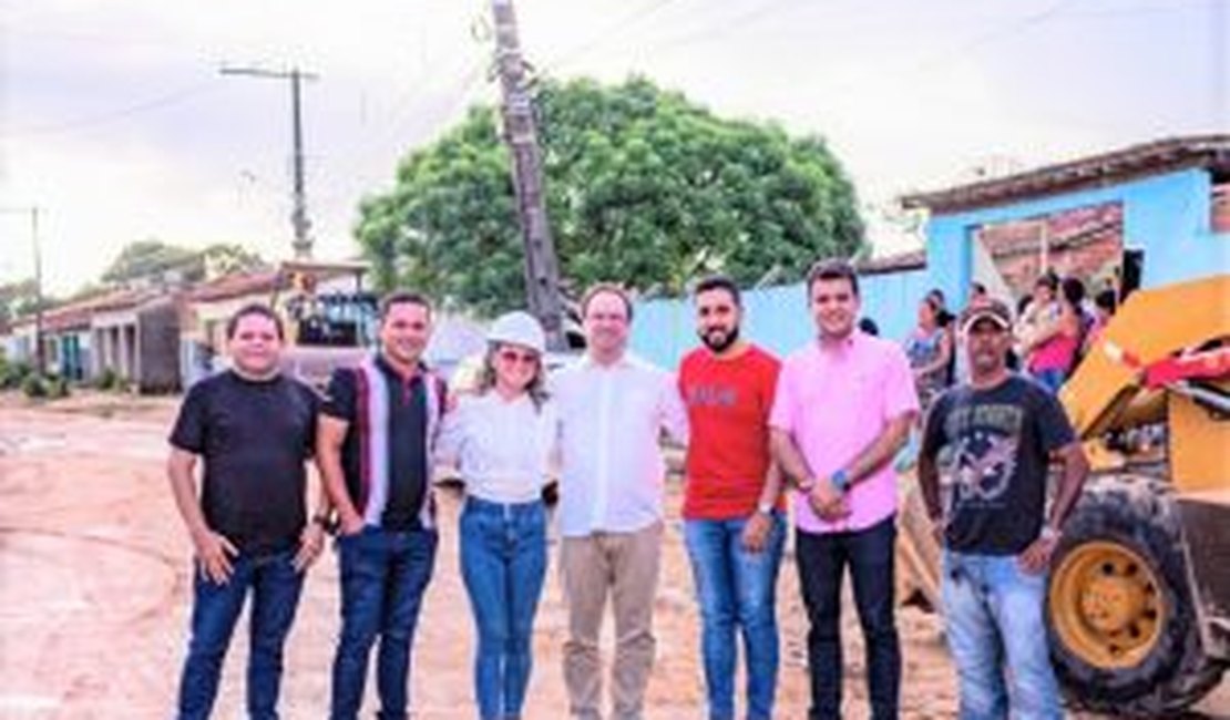 Prefeito Luciano acompanha início da pavimentação de ruas no povoado pé-leve velho
