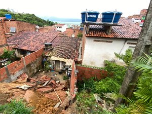 Barreira desliza após chuvas e atinge quintal de casa em Maragogi
