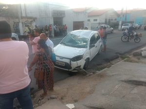 Trânsito fica lento após capotamento na Cambona