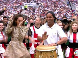 Ronaldinho Gaúcho aparece no encerramento da copa e vira o 'rei dos rolês aleatórios'