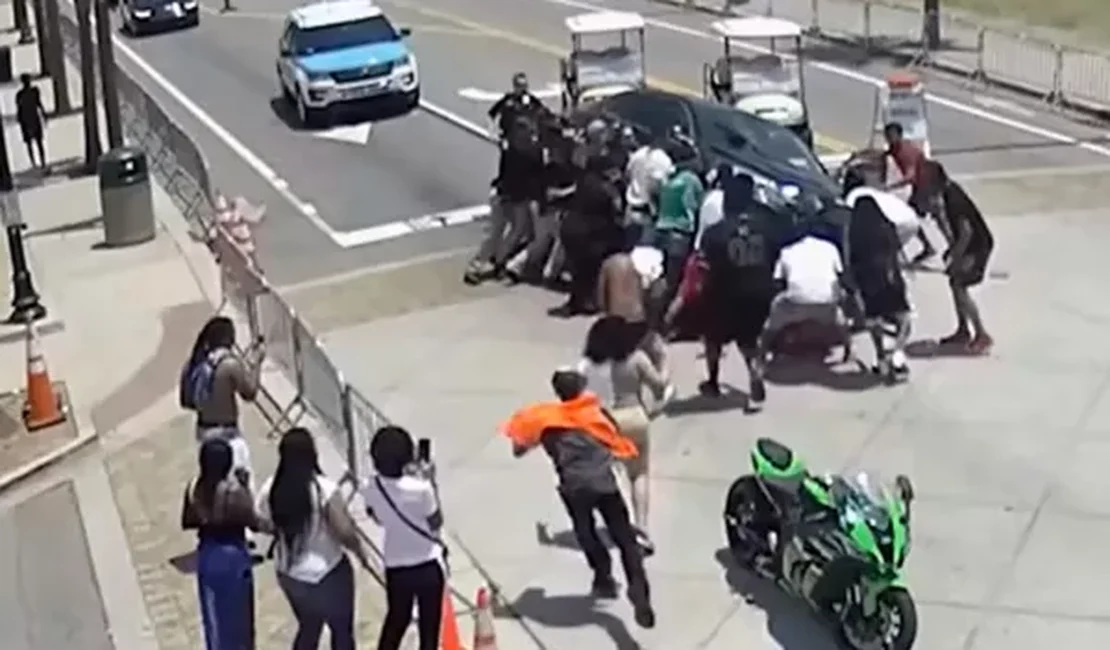 Vídeo mostra multidão levantando carro para salvar motociclista esmagado após atropelamento