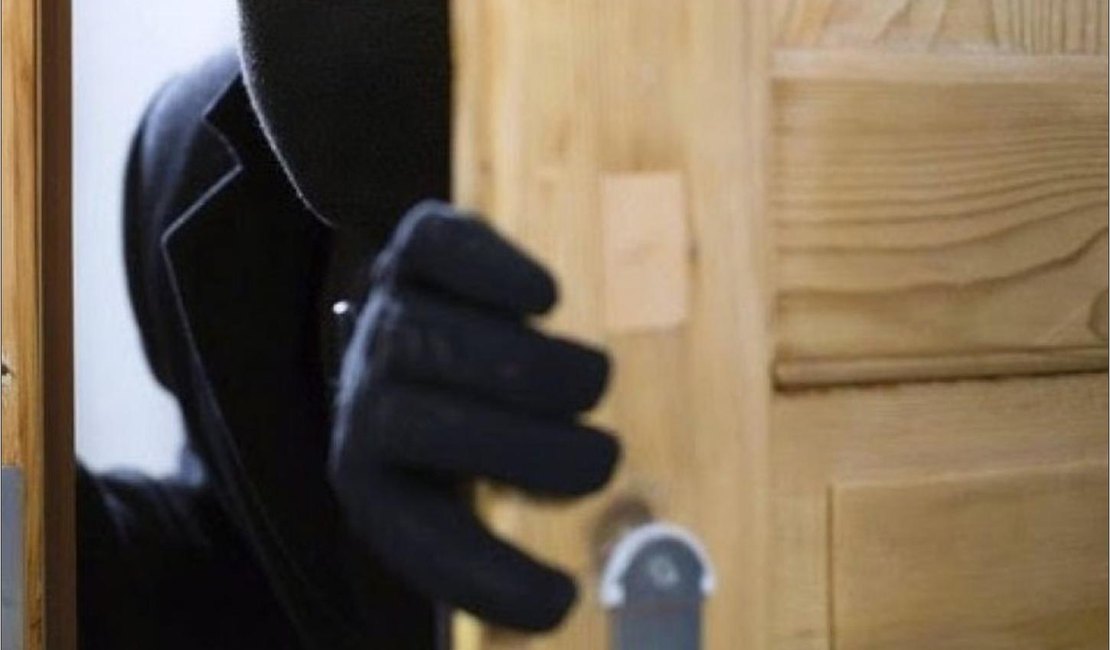 Homem invade casa e furta mochila com documentos e celular em Arapiraca