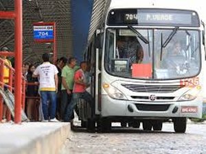 Usuários reclamam da demora de ônibus do Benedito Bentes