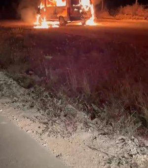 [Vídeo] Carro escolar sofre perda total ao pegar fogo em Olho D’Água das Flores