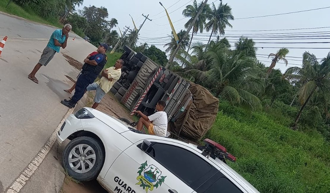 Caçamba tomba em São Miguel dos Milagres