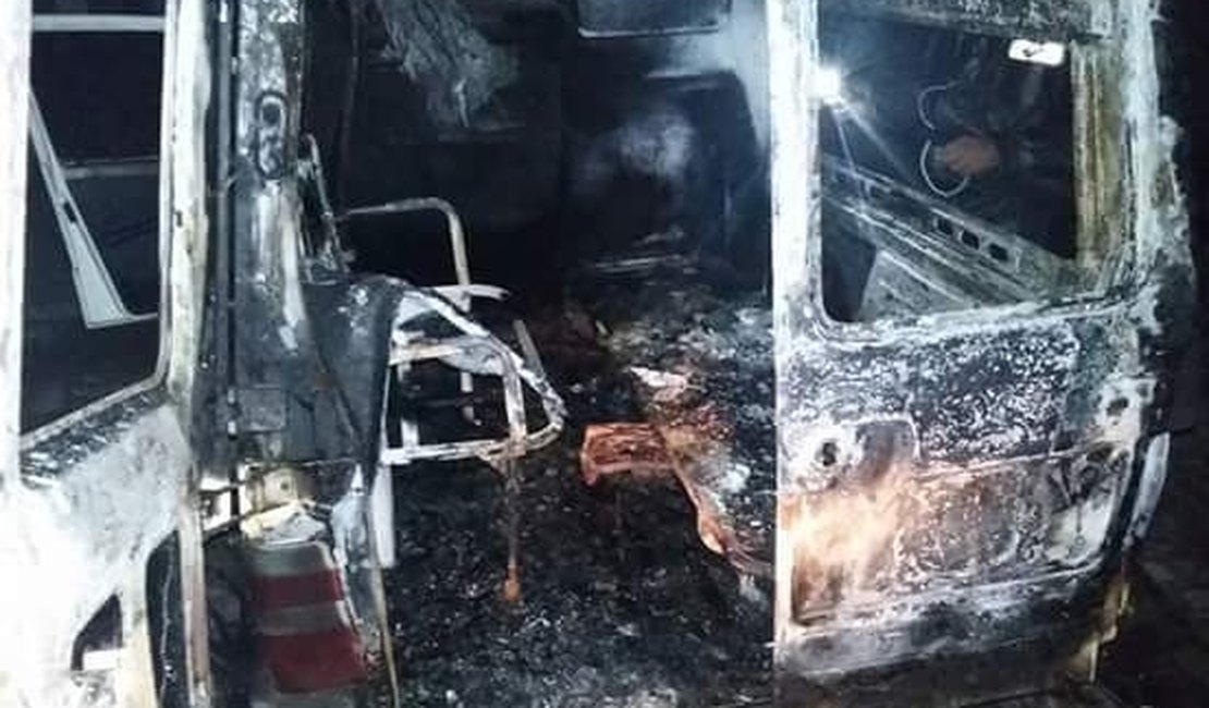 Criminosos ateiam fogo em ambulância em Penedo