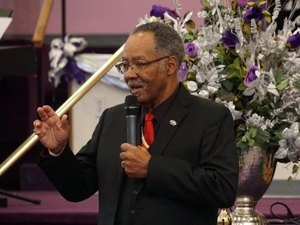 Pastor que incentivou igreja lotada na quarentena morre de covid-19 nos EUA