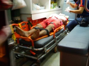 Homens caem em valeta com motocicleta e acabam feridos