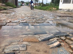 [Vídeo] Duplo vazamento de água causa transtornos aos moradores de Arapiraca