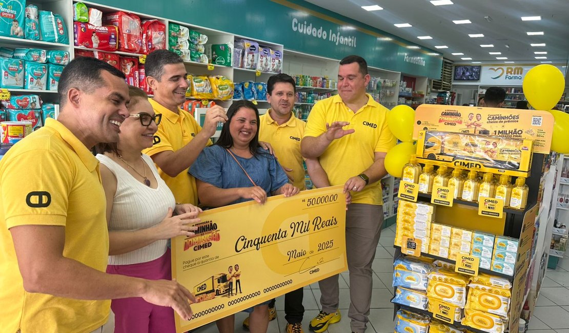 [Vídeo] Caminhão do Domingão Cimed premia cliente da RM Farma, em Pão de Açúcar