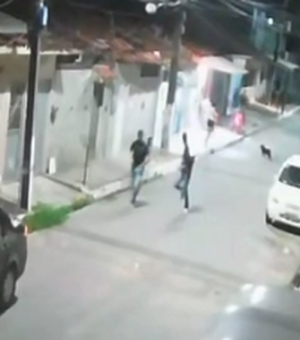 Câmera de segurança flagra suspeitos de ataque a tiros que deixou dois feridos no Petrópolis