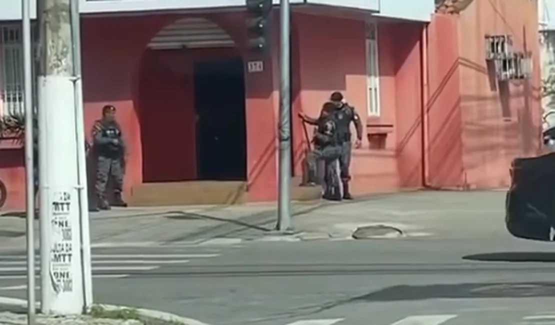 Trote sobre assalto com reféns mobiliza Polícia Militar na Avenida Moreira e Silva