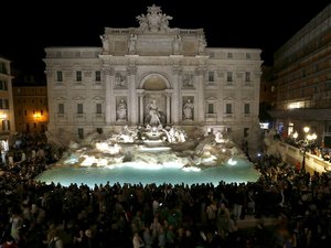 Prefeitura de Roma e Igreja brigam por moedas jogadas em fonte 
