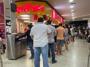 Vídeo mostra filas enormes para comprar pizza no Maceió Shopping