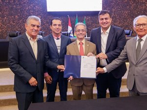 Prefeito Carlos participa da adesão de Rio Largo ao Programa Moradia Legal