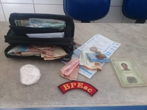 Companheira de traficante é presa continuando o trabalho do marido