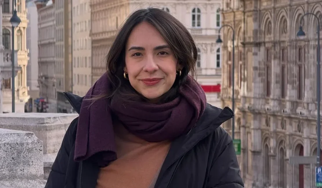 Influencer famosa revela câncer raro associado a implante de silicone