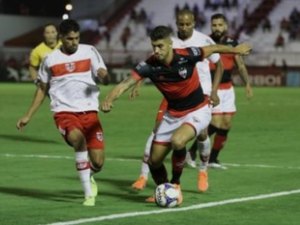 CRB vence o Atlético-GO e fica momentaneamente no G4