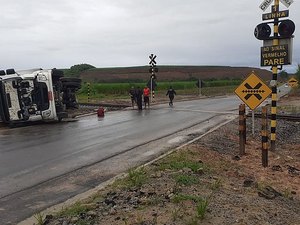 Caminhão colide com VLT em Rio Largo