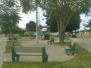 Suspeitos roubam R$ 300 e celular de estabelecimento comercial em Arapiraca 