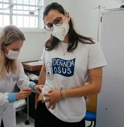 Jovem toma vacina contra a covid-19 no bumbum e viraliza na internet