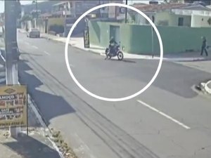 PC procura por suspeito de esfaquear ex-mulher e dono de estabelecimento