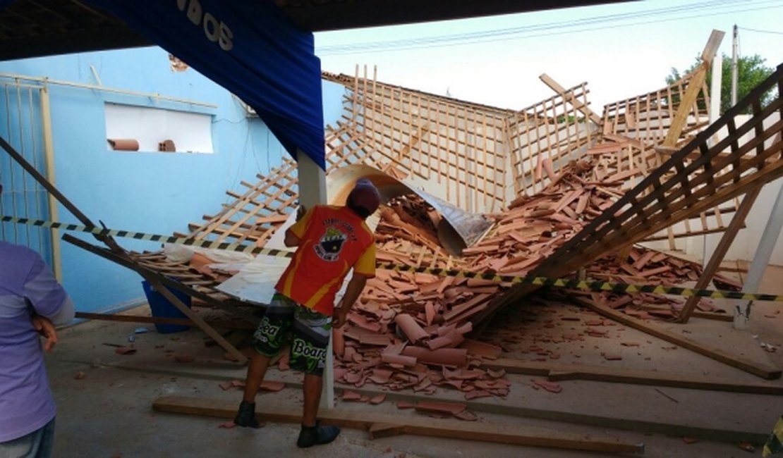 [Vídeo] Telhado de escola municipal cai e alunos ficam feridos em Arapiraca