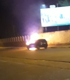 Carro pega fogo em via pública e mobiliza bombeiros em Penedo 