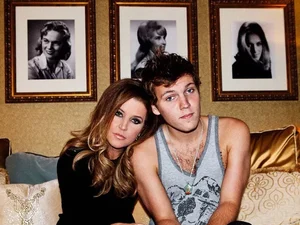 Neto de Elvis Presley é achado morto em casa; polícia investiga suicídio