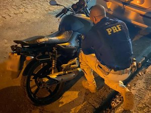 PRF recupera moto roubada e prende homem por crime de receptação
