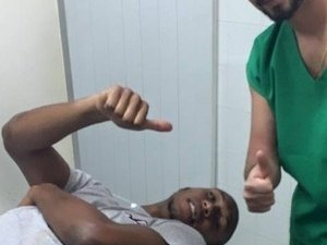 Após capotar carro e sofrer corte, zagueiro não tem previsão de retorno