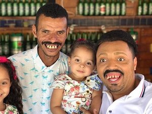 [Vídeo] Comediante Tirullipa recebe “Papa-Capim” em sua casa e grava paródia