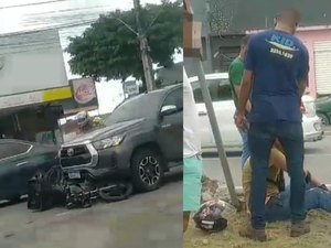 Motocicleta vai parar embaixo de para-choque de carro após acidente na Bomba do Gonzaga