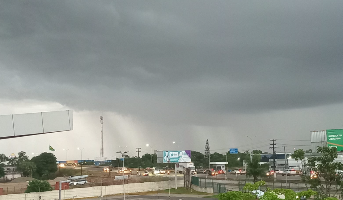 [Vídeo] Chuva forte pega arapiraquenses de surpresa e causa transtornos na cidade