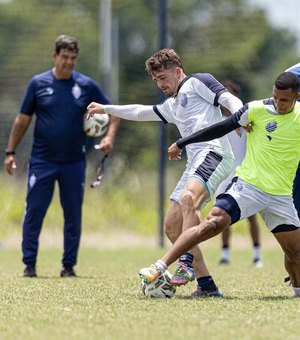 CSA treina para enfrentar o Uberlândia e continua com desfalques na zaga