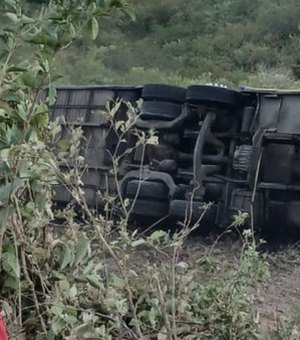 Ônibus com romeiros tomba e deixa mortos e feridos no Ceará